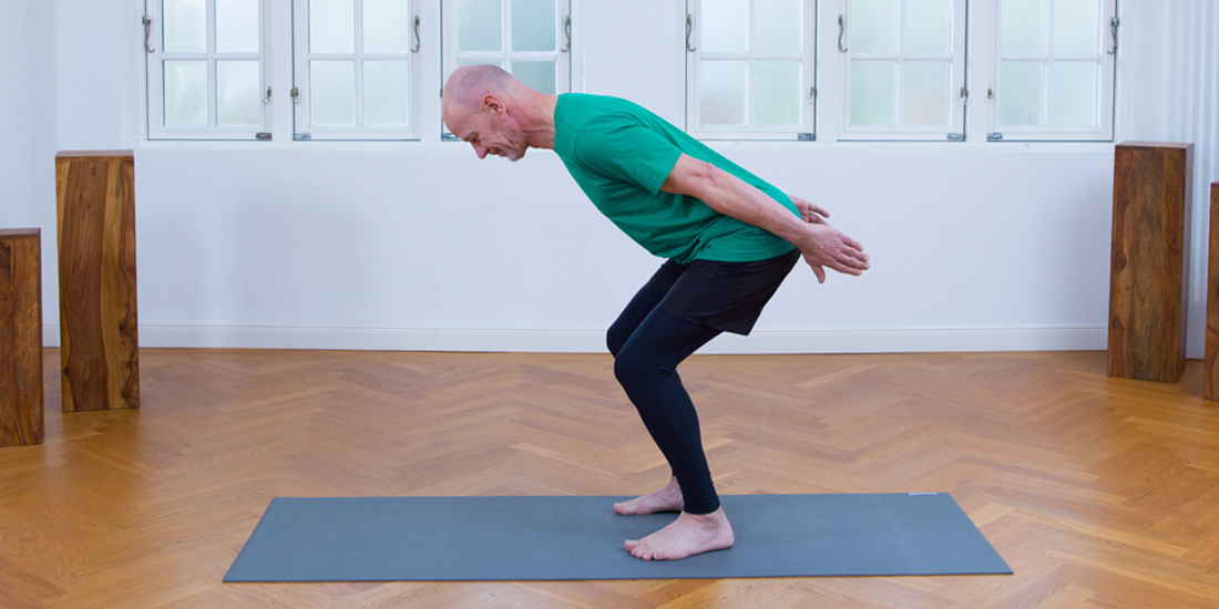 Oudere man op yogamat Oudere man op yogamat